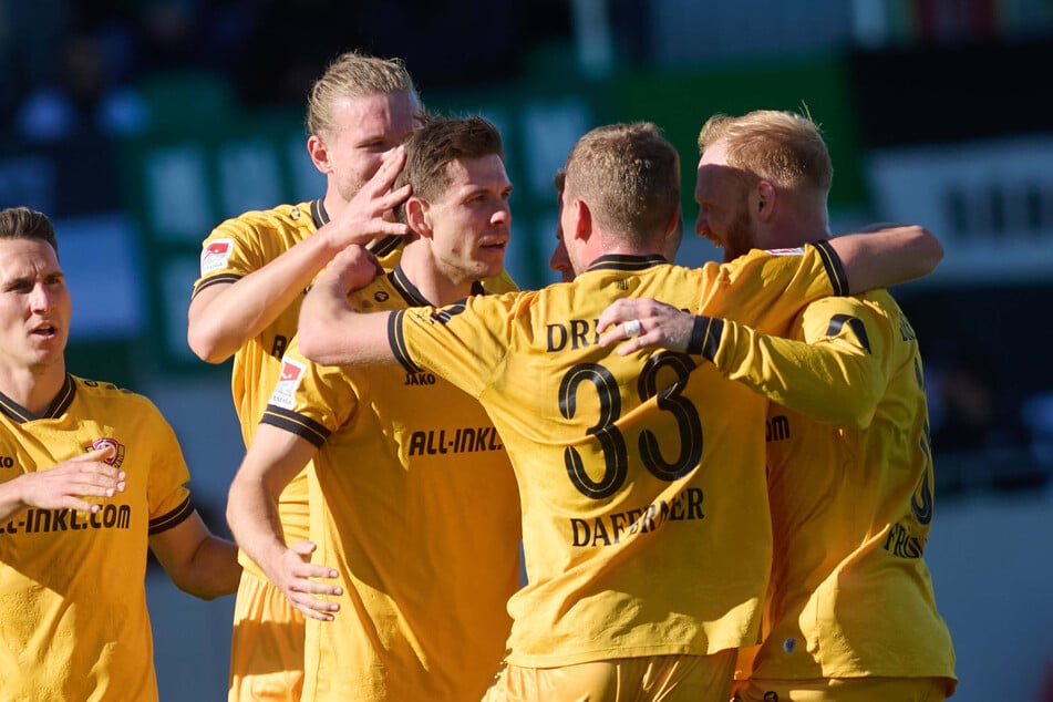 Dynamo-Außenverteidiger Alexander Rossipal (29, Mitte) lässt sich von seinen Teamkollegen feiern.