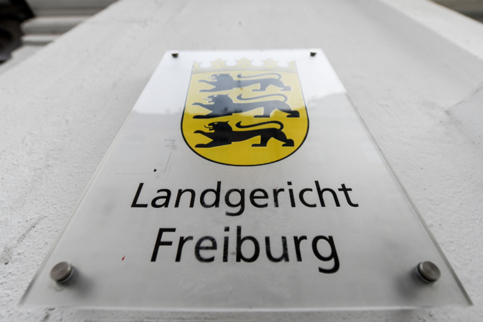 Das Landgericht lehnte den Prozess zunächst ab, da die genaue Todesursache nicht geklärt werden konnte.