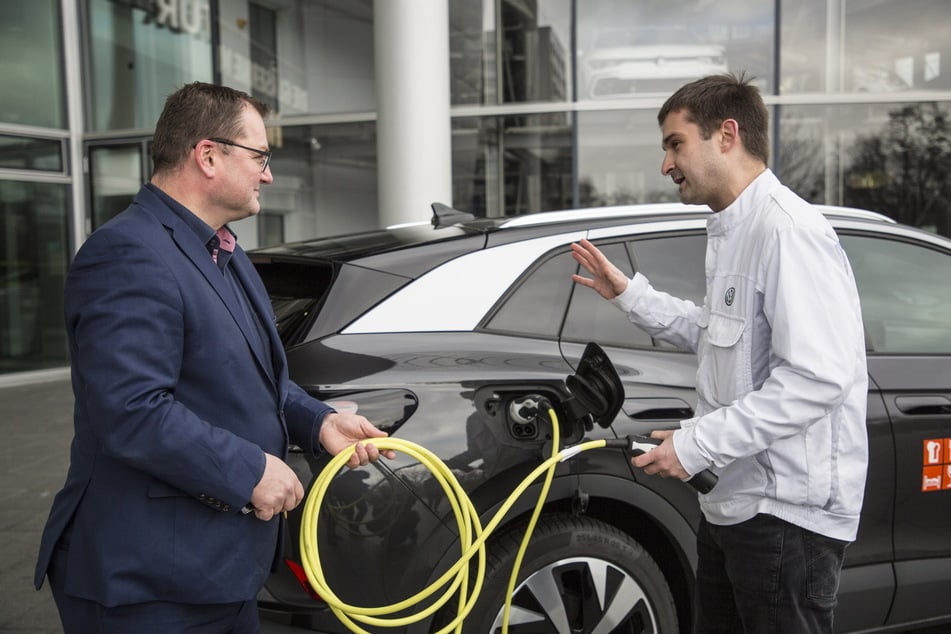 DEHOGA-Chef Axel Klein (52, l.) lässt sich von VW-Mitarbeiter Jonas Wetzel (34) die Technik erklären.