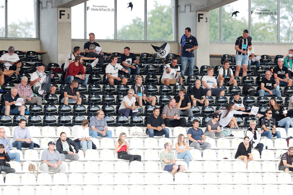 Beim FCE-Pokalspiel in Ulm war viel Leerraum zwischen den Zuschauern. Am Freitag beim Auer Heimspiel gegen Fürth wird's ähnlich sein.