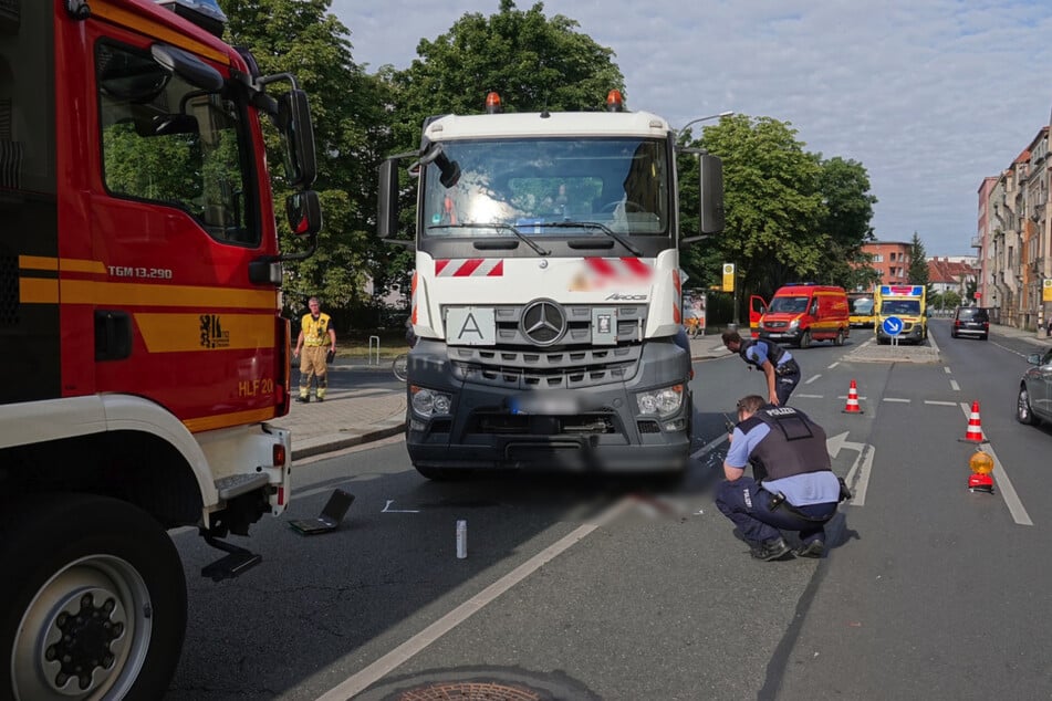 Blick auf die Unglücksstelle! Die Polizei sperrte die Straße, dokumentiert den Unfall.