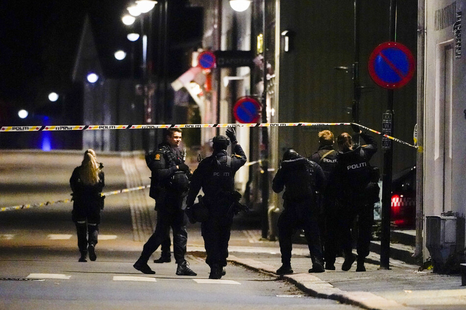 Polizisten am Mittwochabend im Stadtgebiet von Kongsberg.