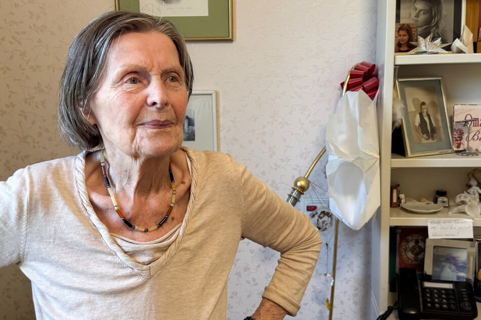 Elvira (87) lebt seit über zehn Jahren mit Demenz im Pflegewohnheim und gehört seit vielen Jahren fest zum Theaterensemble "Papillons".