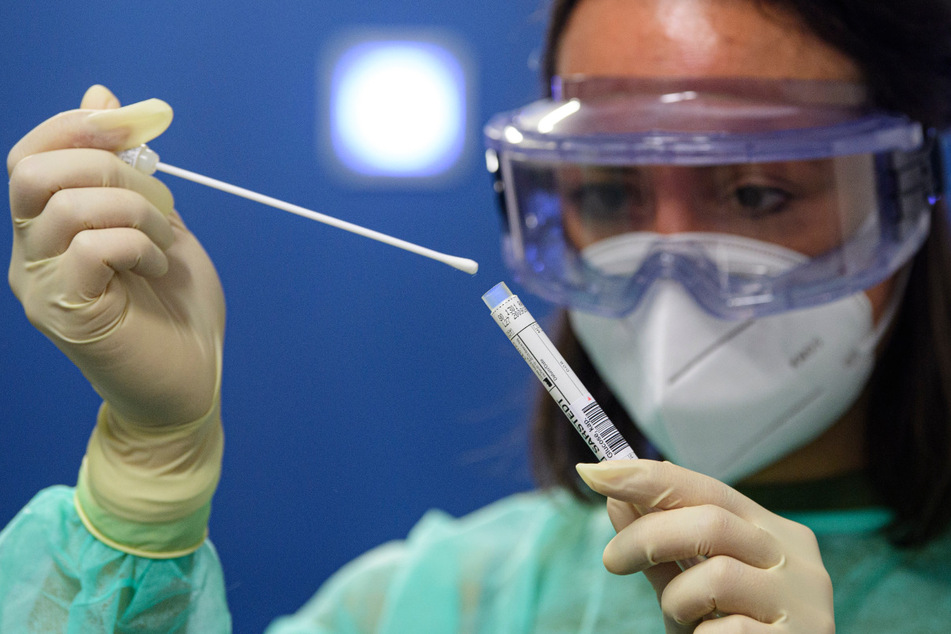 Seit Beginn der Corona-Krise haben sich nach RKI-Angaben mindestens 310.144 Menschen in Deutschland nachweislich mit dem Virus Sars-CoV-2 infiziert (Datenstand 8.10., 0.00 Uhr). Die Zahl der Todesfälle im Zusammenhang mit einer Corona-Infektion lag demnach bei 9578. Rund 269.600 Menschen haben die Infektion nach RKI-Schätzungen überstanden.