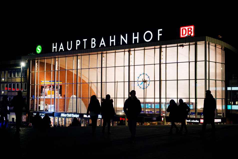 Die Polizei ist mit zahlreichen Kräften am Kölner Hauptbahnhof. (Archivbild)