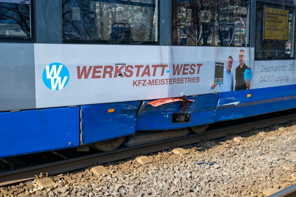 Die Straßenbahn wurde dabei beschädigt.