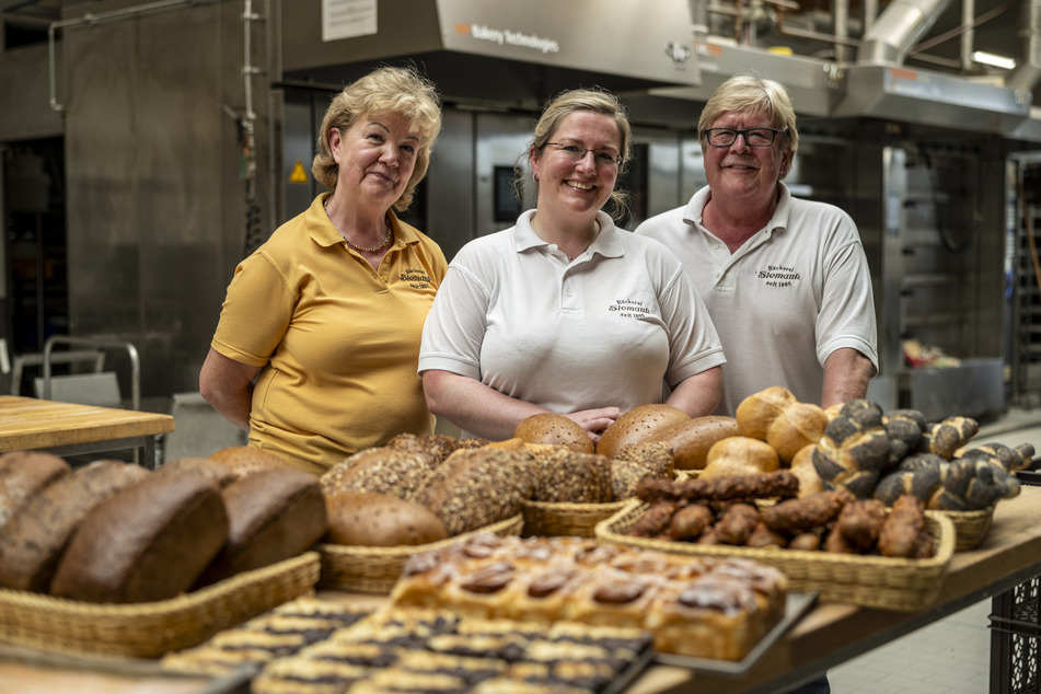 Seniorchefin Bärbel Wiederhold von der Bäckerei Siemank mit Konditormeisterin Christiane Steiner (41) und Seniorchef Carsten Wiederhold (70).