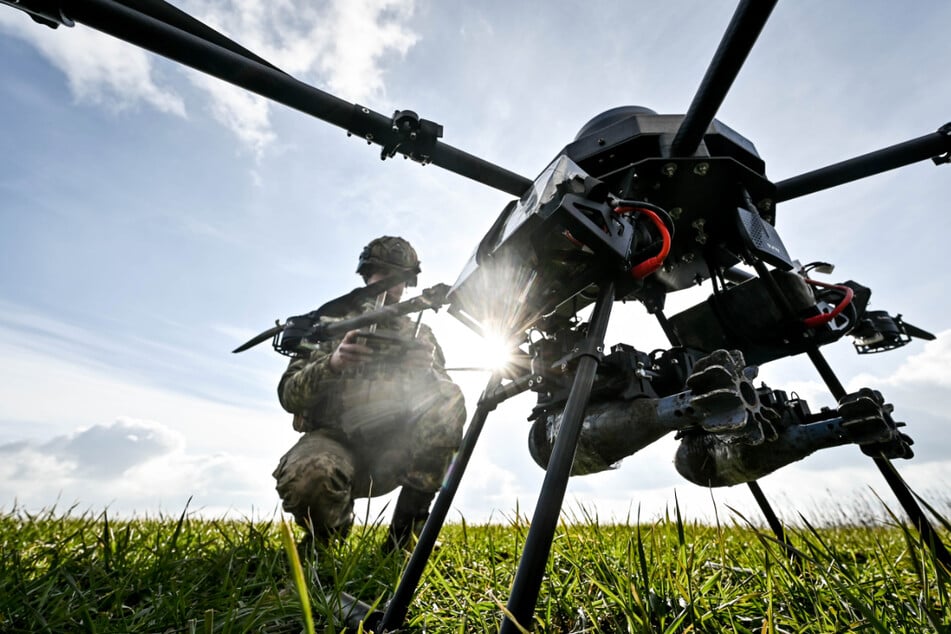 Ein ukrainischer Soldat startet eine Drohne, die eine Nutzlast von bis zu 15 kg hat und mit einer Wärmebildkamera ausgestattet ist.