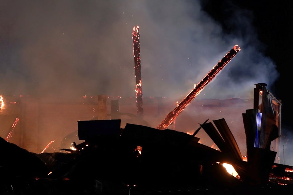 Rund 100 Kräfte im Einsatz! Lagerhalle brennt komplett ab