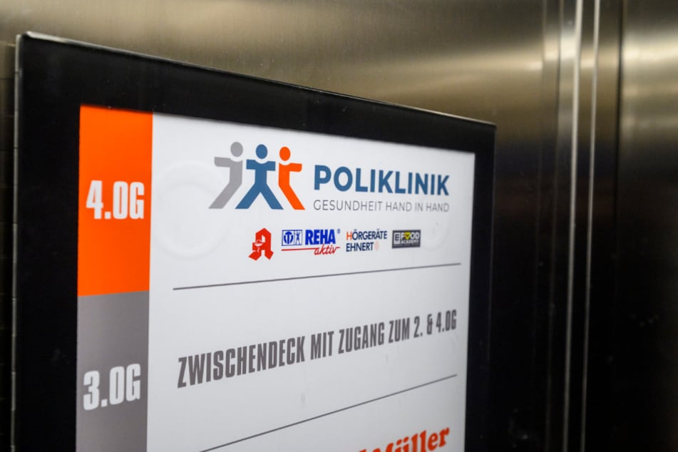 Im Fahrstuhl ist schon sichtbar, wo das neue Ärztezentrum einzieht.