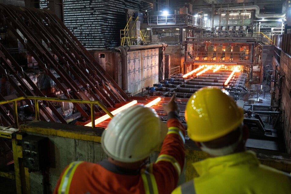 Energieintensive Bearbeitung: Stahlknüppel werden in einer Stranggussanlage der Elbe-Stahlwerke geformt. Ein neues Walzwerk soll ab 2024 die Produktion steigern.