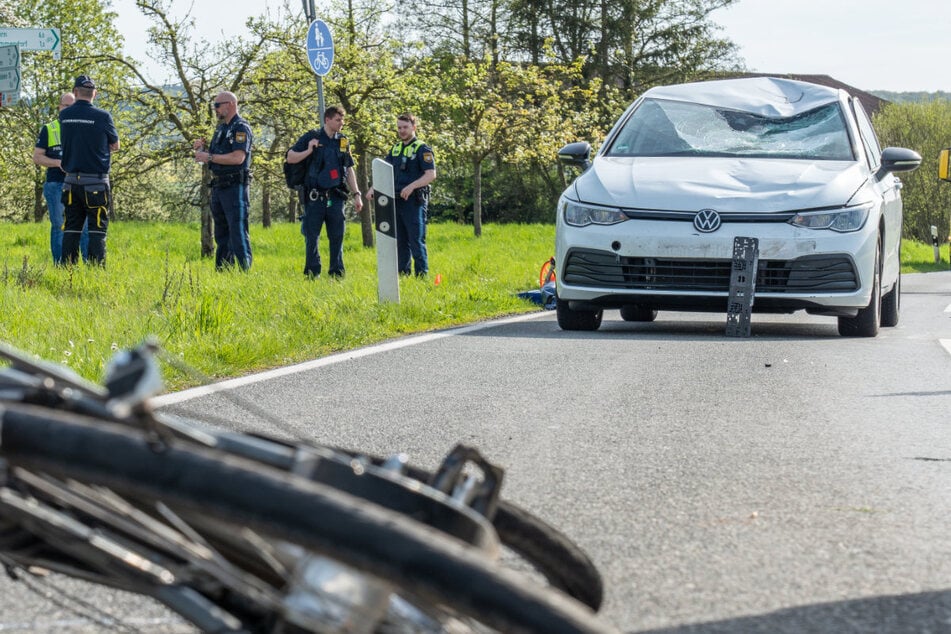 Beim Überqueren einer Kreisstraße ist ein 86-jähriger Radfahrer in Oberfranken von einem Auto tödlich verletzt worden.