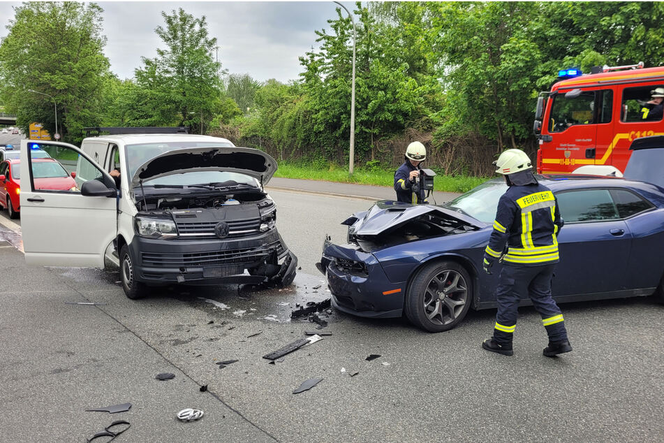 Crash in Goslar: Chrysler-Fahrer nimmt Transporter die Vorfahrt