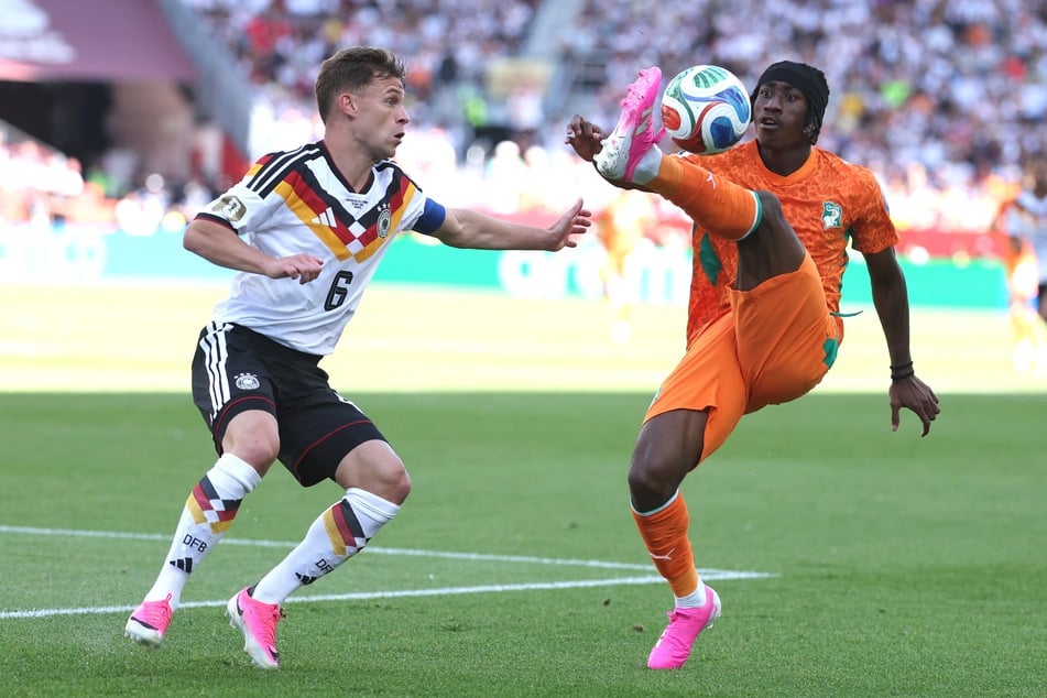 Joshua Kimmich (31, l.) hatte bei Deutschlands spätem 2:1-Sieg gegen die Elfenbeinküste Probleme mit Gegenspieler Yan Diomande (19).