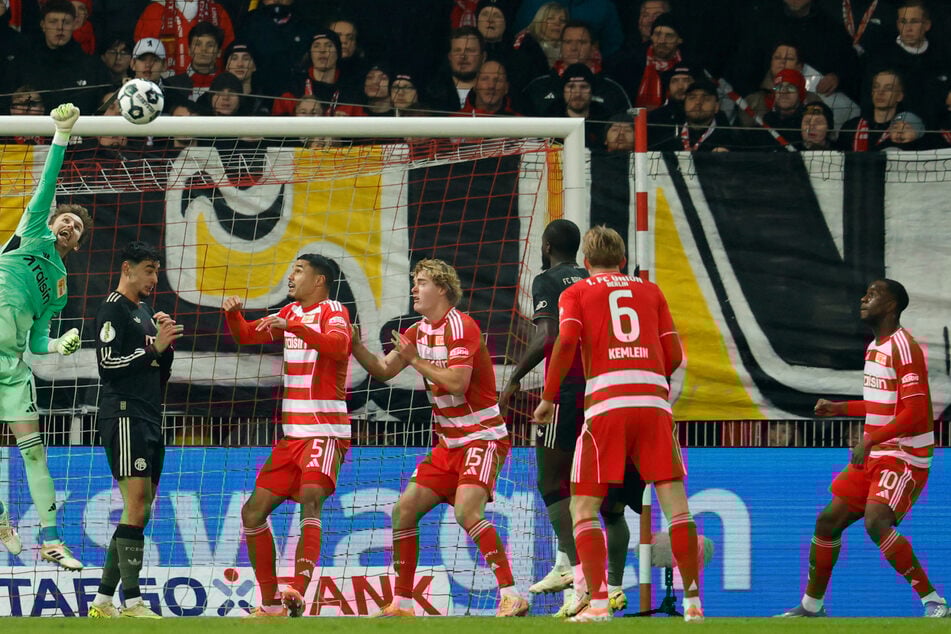 Frederik Ronnow (l.) kann das Eigentor von Ilyas Ansah (r.) nicht mehr verhindern.