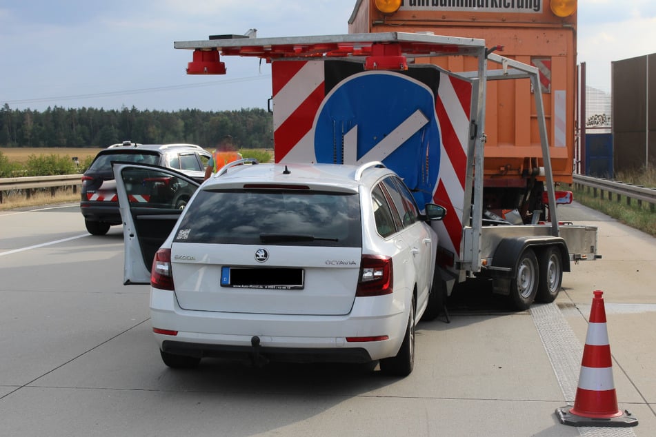 Unfall A4: Skoda kracht in Schilderwagen: 80.000 Euro Schaden nach Unfall auf A4