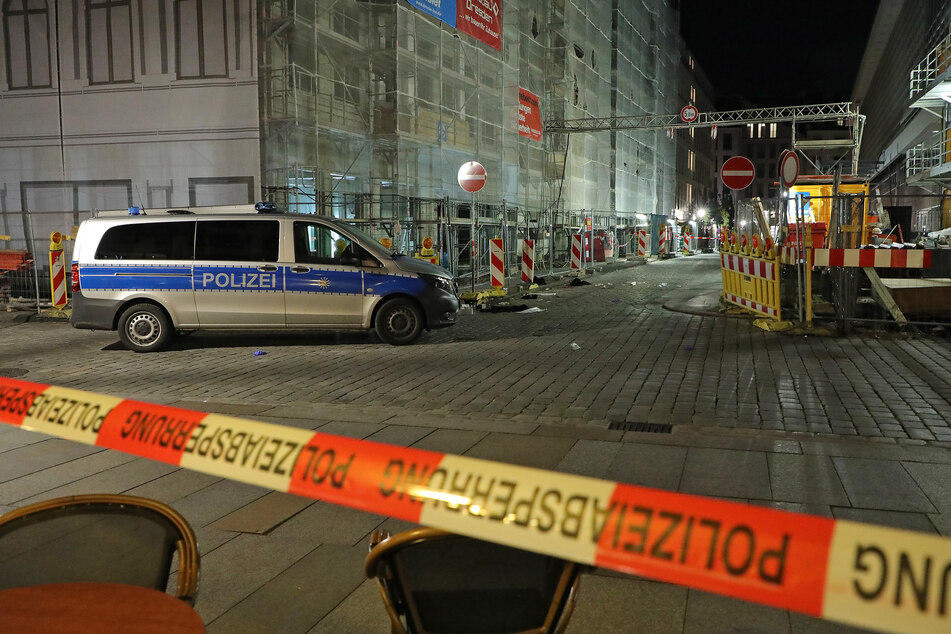 Die grausame Tat ereignete sich an der Ecke Schloßstraße/Rosmaringasse. Die Polizei sperrte den Tatort weiträumig ab.