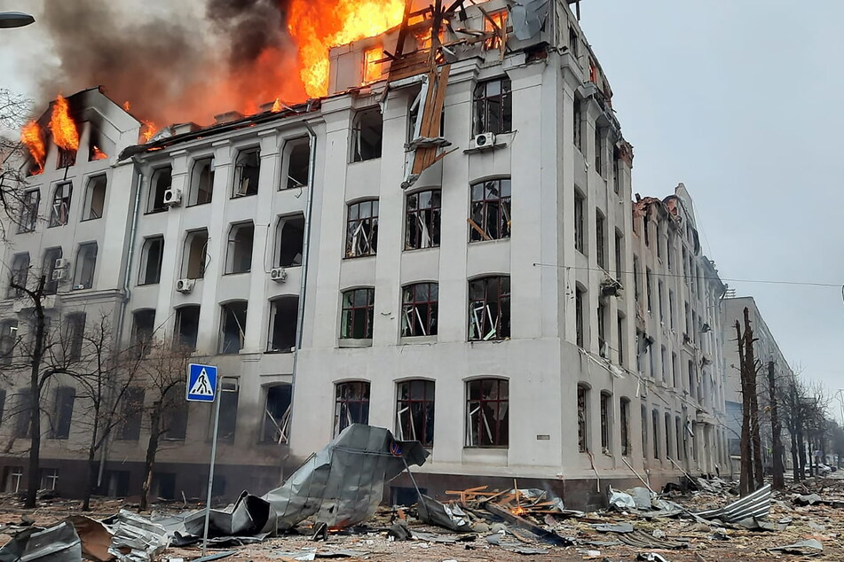 Ein bombardiertes Haus brennt in der Ukraine. Viele Chemnitzer fürchten sich vor dem Krieg - sind wir im Ernstfall gut genug geschützt?