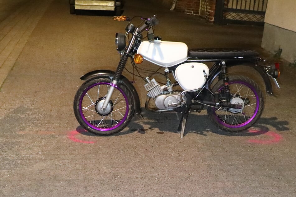 Schwer verletzte Simson-Fahrerin (16) nach Unfall zurückgelassen: Wer hat etwas beobachtet?