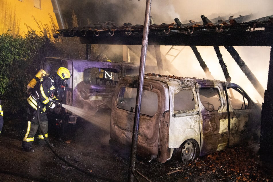 Komplett ausgebrannt: Ein Carport und zwei Fahrzeuge standen in Flammen.