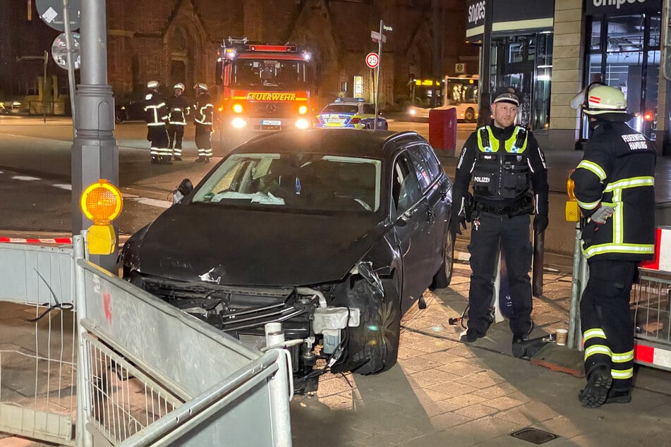Nach Verfolgungsjagd: Fahrzeug kracht in Schaufenster in der Mönckebergstraße