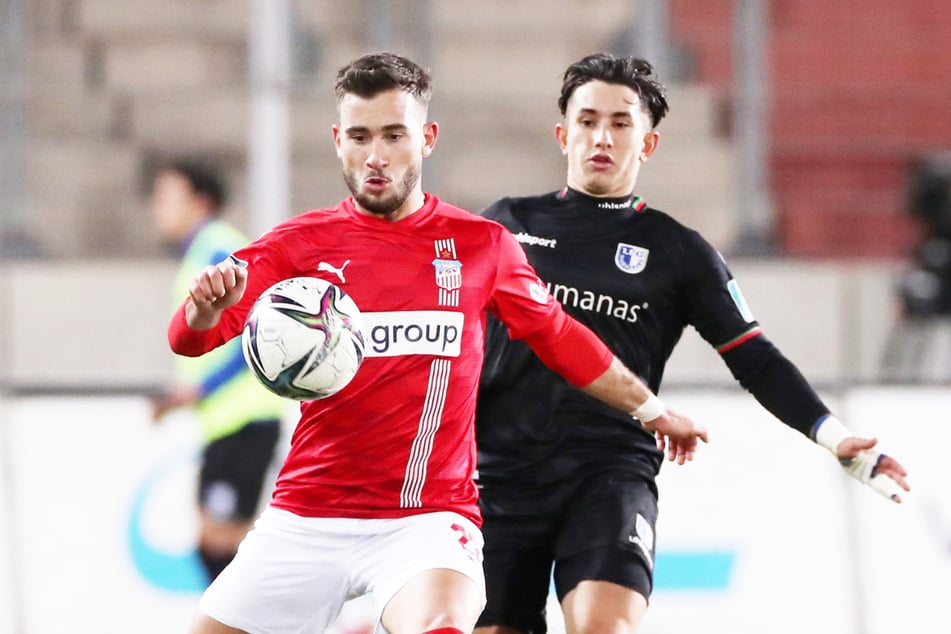 Ceka (r.) trug von 2021 bis 2025 das Trikot der Magdeburger.