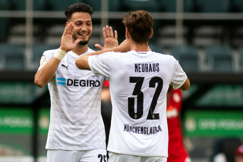 Wollen sich auch in der neuen Saison regelmäßig nach Toren abklatschen: Ramy Bensebaini (l.) und Florian Neuhaus.