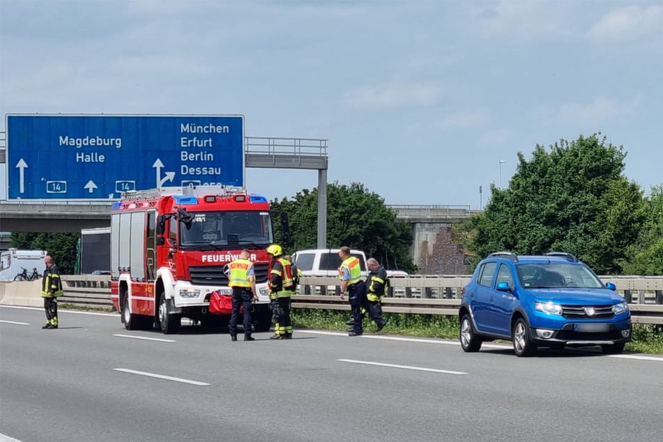 Aus welchen Gründen der Wagen mit der Leitplanke kollidierte, war zunächst nicht klar.