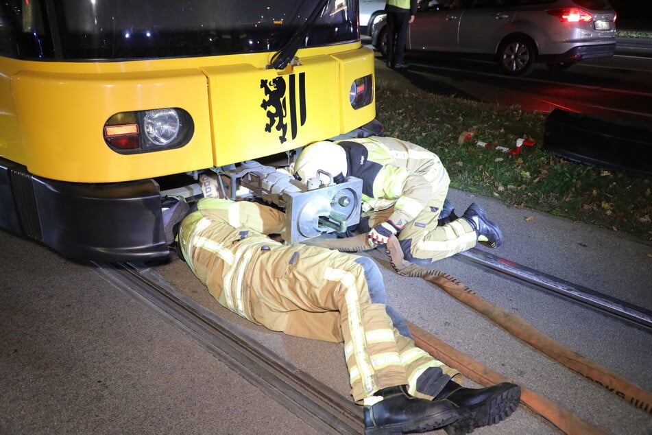Die Einsatzkräfte prüfen, welche Maßnahmen nötig sind, um die Tram wieder auf die Gleise zu setzen.