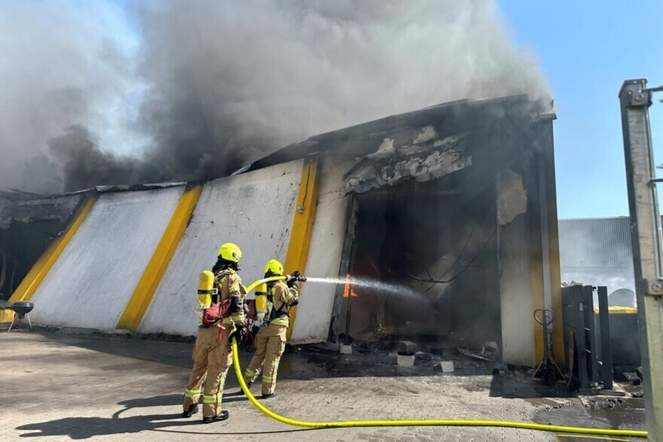 Insgesamt waren 113 Kräfte der Berufsfeuerwehr und der Freiwilligen Feuerwehr im Einsatz.