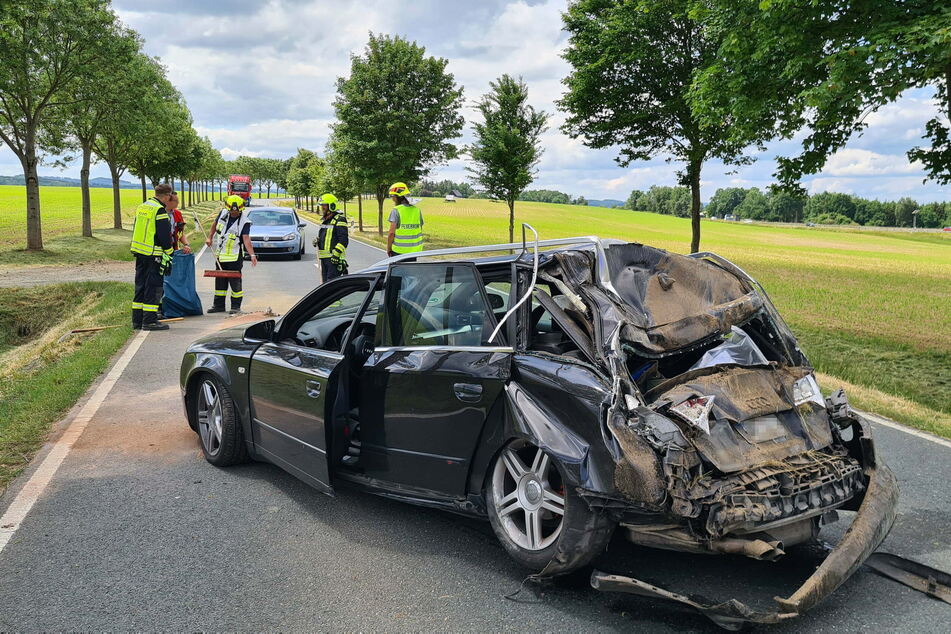Der Audi A4 ist nach dem Unfall schrottreif.