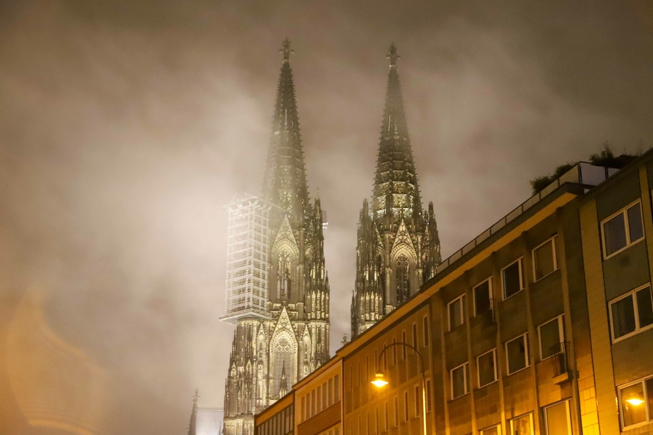 Am Freitagmorgen hat eine dramatisch anmutende, vermeintliche Rauchwolke einen Großeinsatz der Feuerwehr am Kölner Dom ausgelöst.