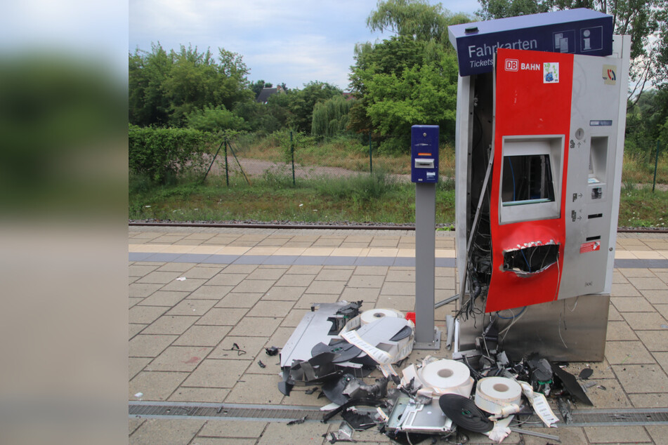 Fahrkarten-Automat in die Luft gejagt: Schaden im fünfstelligen Bereich!