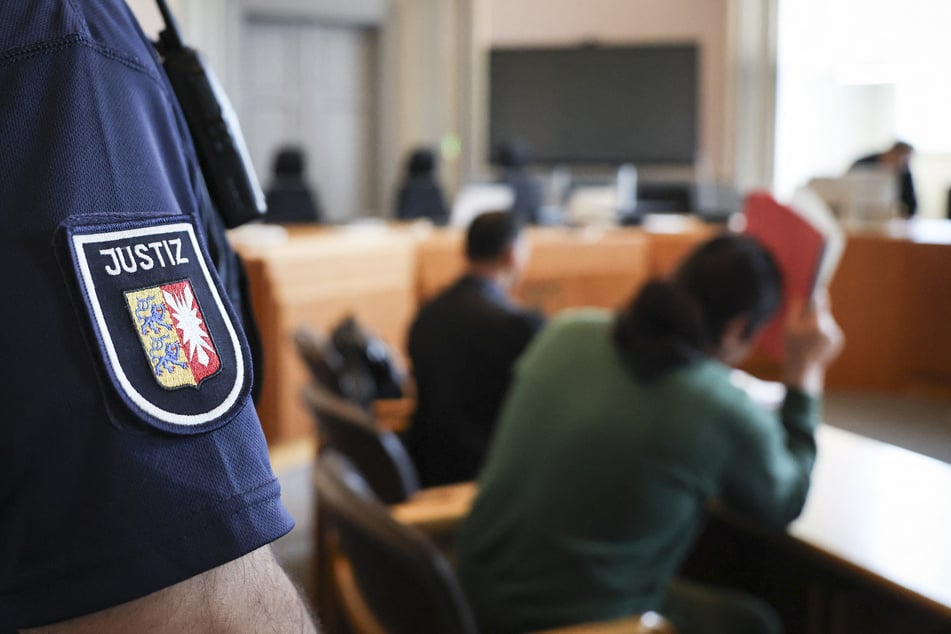 Vor Gericht musste sich das Mutter-Tochter-Duo wegen des geplanten Mordes verantworten. (Symbolbild)