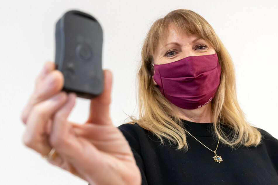 Sachsens Sozialministerin Petra Köpping (62, SPD) setzt bei Kontaktnachverfolgung auch auf den Corona-Warn-Buzzer.