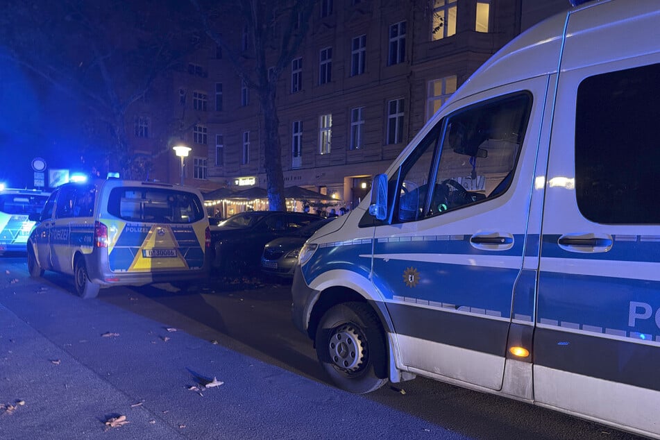Die Polizei nahm mindestens drei Menschen fest.
