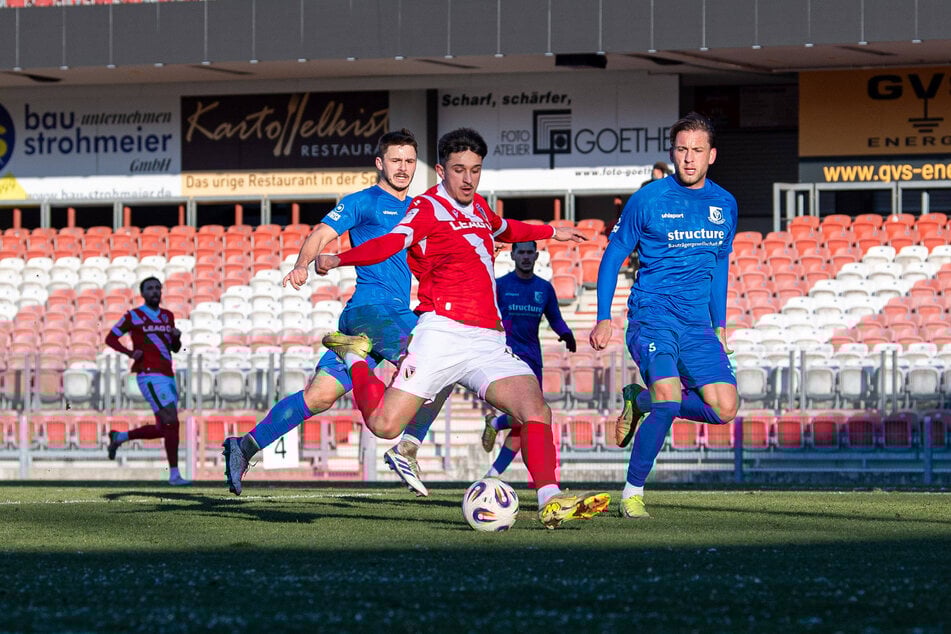 Kurioses Bild: Jannis Boziaris (M.) trifft für Energie, sein Mitspieler Dennis Slamar im Altglienicke-Trikot kann ihn nicht mehr eingreifen. Zuvor biss sich der FCE 52 Minuten die Zähne aus.