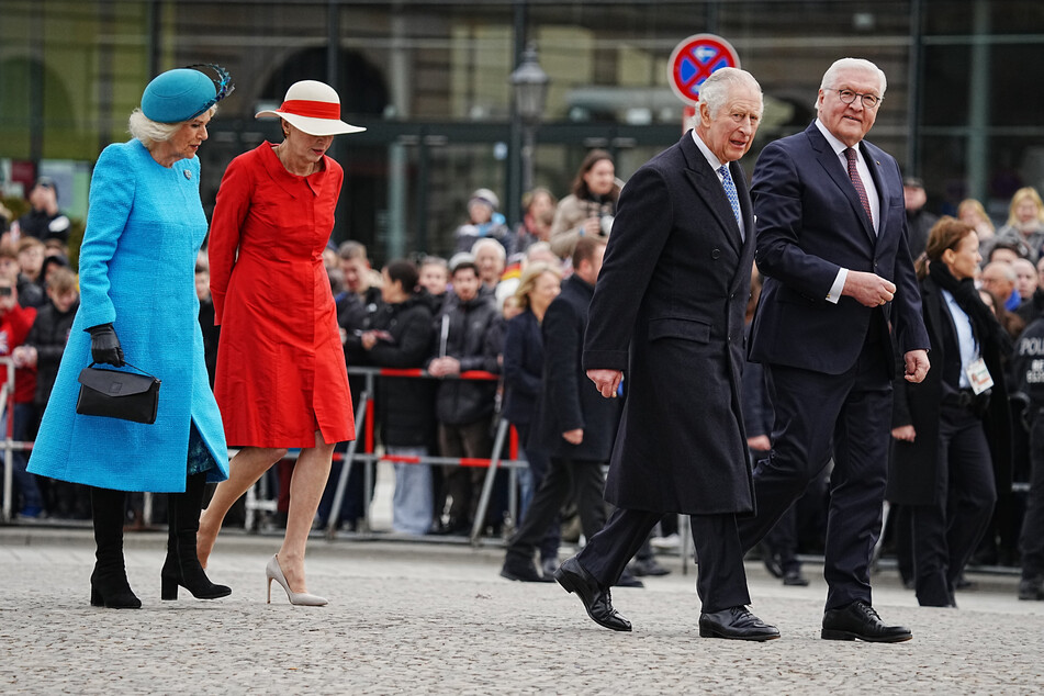 König Charles III. (74, 2.v.r.) und Camilla (75, l.) werden am Brandenburger Tor von Bundespräsident Frank-Walter Steinmeier (67, SPD) und seiner Frau Elke Büdenbender (61) begrüßt.