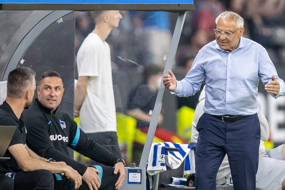 Felix Magath (71, r.) rettete Hertha 2022 in der Relegation gegen den HSV.