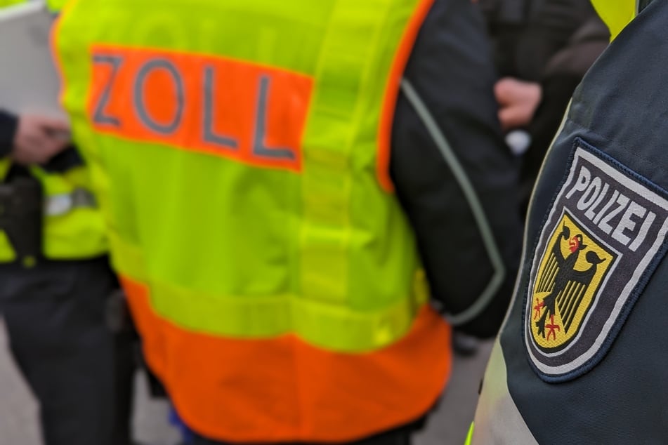 Zoll und Bundespolizei ist es mit vereinten Kräften gelungen, einen gesuchten Straftäter ins Gefängnis zu überstellen. (Symbolbild)