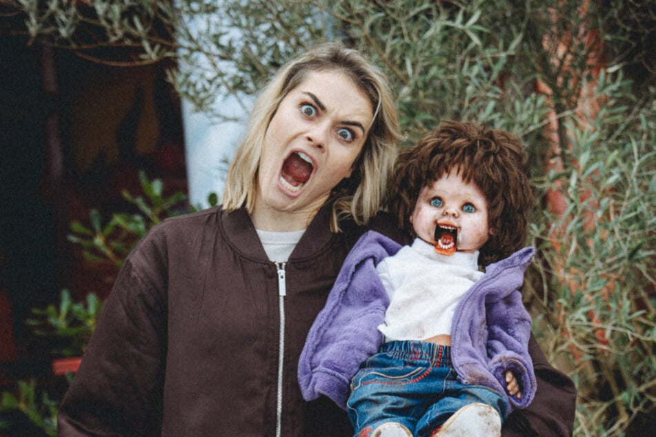 Eine gruseliger als die andere: Hazel Brugger beim Dreh mit Horrorpuppe.