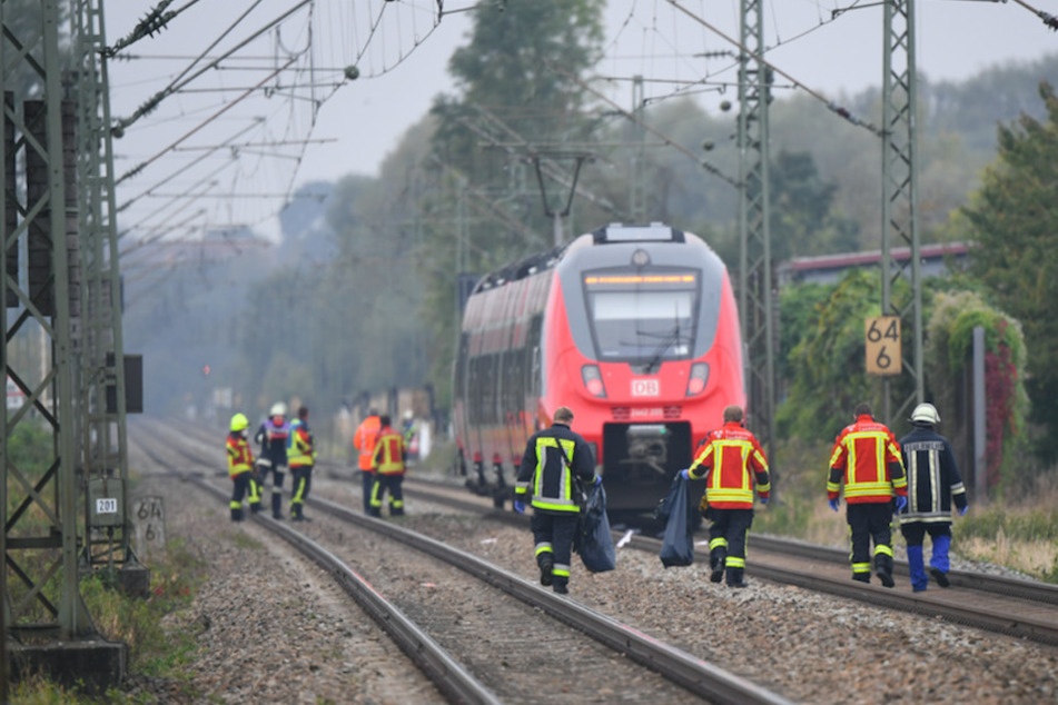 Rettungskräfte sind an der Unfallstelle im Einsatz. Zwei Brüder sind hier im Oktober 2020 von einem Zug erfasst und tödlich verletzt worden.