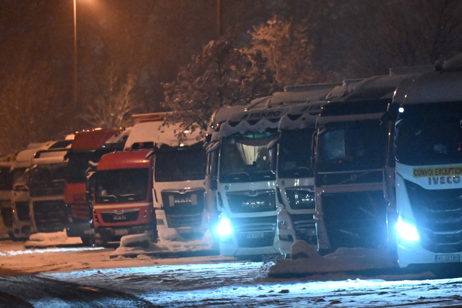 Die Polizei warnt: Lkw-Fahrer müssen vor Abfahrt darauf achten, dass ihre Fahrzeuge auch in Bezug auf mögliche Eisplatten sicher sind.