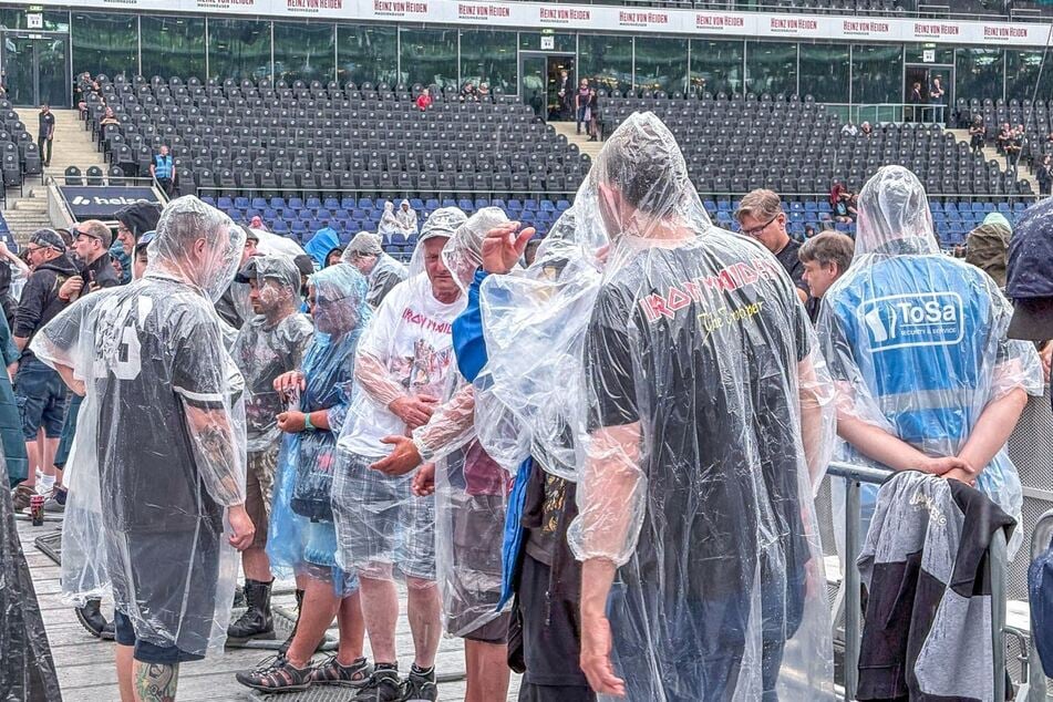 Schietwetter? Das hält die Fans von "Iron Maiden" nicht ab. Viele von ihnen waren vorbereitet und hatten Regencapes dabei.
