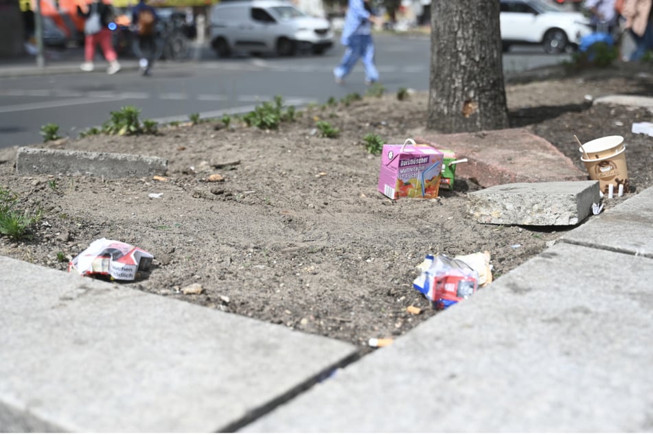 Finden Einwegbecher, Trinkpäckchen oder Verpackungsmaterial nicht den Weg in den Abfallbehälter, schlägt das mit mindestens 250 Euro Bußgeld zu Buche.