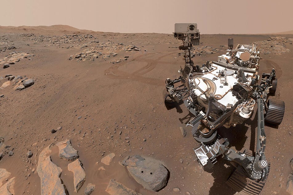 NASA rover makes unexpected discovery with first evidence of lightning on Mars!