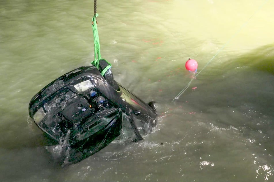 Am Freitagabend führ ein Fahrzeug bei einem Unfall in Büsum ins Hafenbecken.