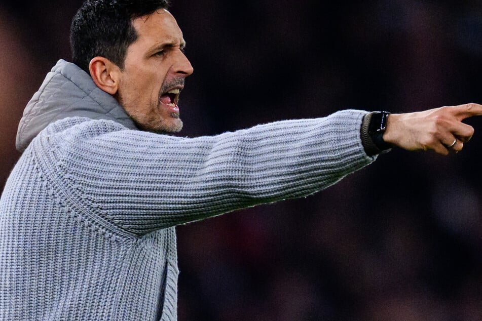 Nach dem 2:3 beim VfB hat Dino Toppmöller (45) härtere Töne gegenüber seiner Mannschaft angeschlagen.