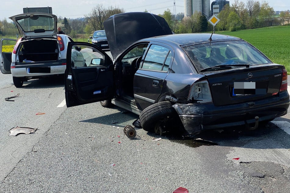 Hinterreifen rausgerissen: Drei Opel in Kreuzungs-Crash verwickelt