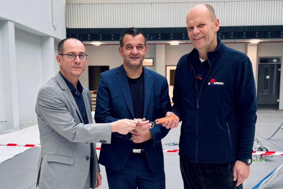 Bauherr Peter Simmel (r.) übergab symbolisch einen Schlüssel an die Geschäftsführer der Poliklinik gGmbH, Roy Friese, (l.) und Dr. Jan Ernstberger.